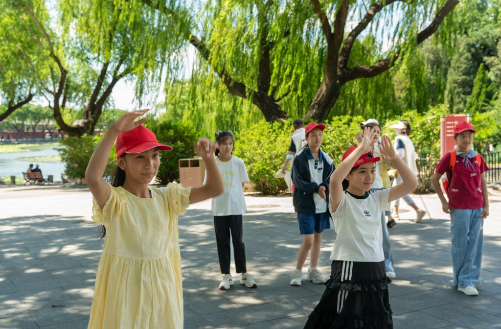 孩子们在天安门广场参加升旗仪式后合影