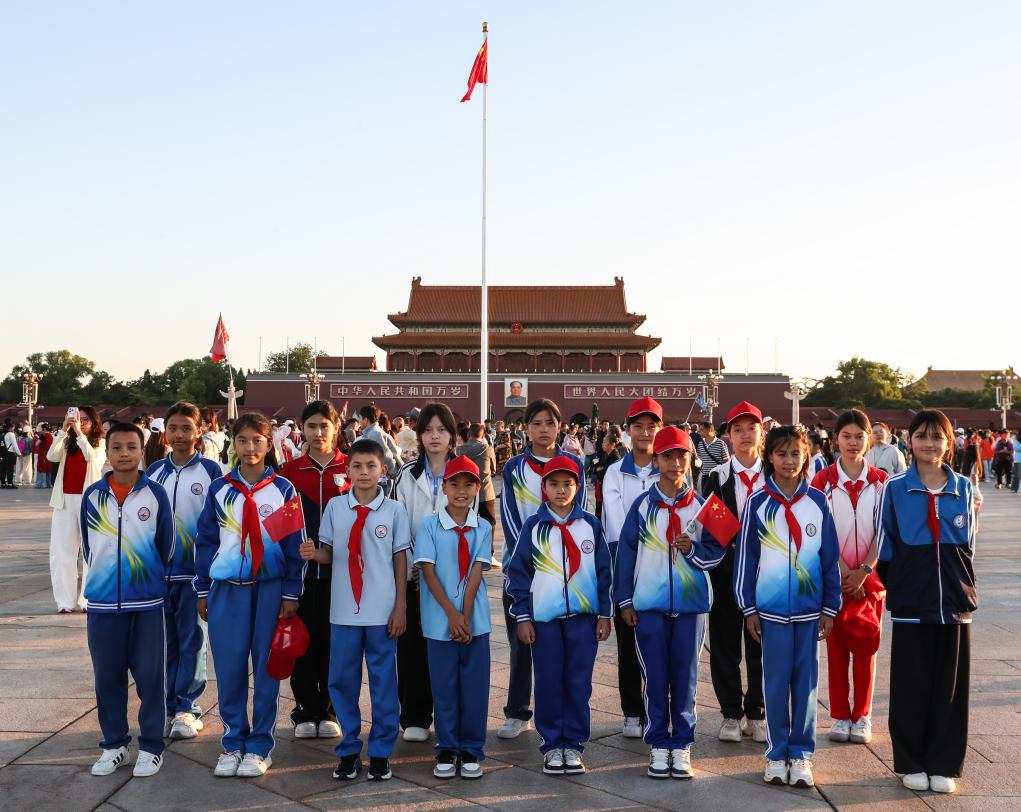 孩子们在清华大学合影